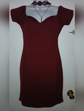 Pre-loved Women's Burgundy Short Sleeve Bodycon Dress.